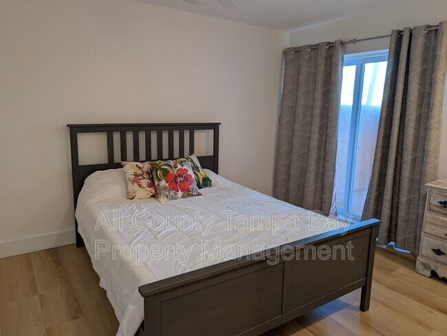 Building Photo - 7430 Sunshine Skyway Ln S