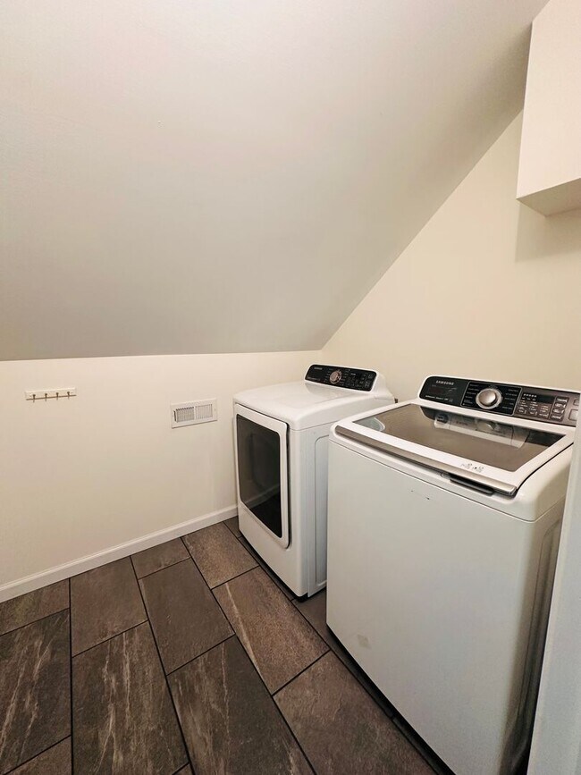 Building Photo - Historic Charm Meets Modern Comfort in Shelby Park