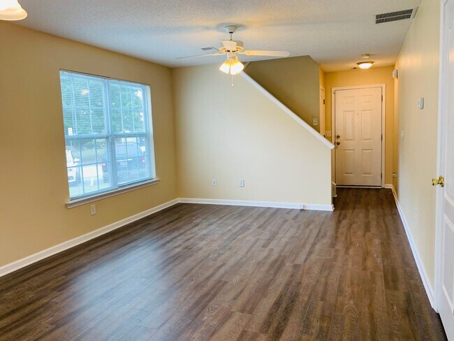 Building Photo - Wow! Newly renovated, new flooring, 1 car ...