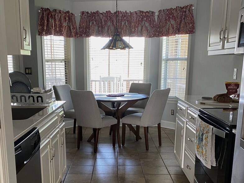 kitchen table - 976 Fuller Glen Cir