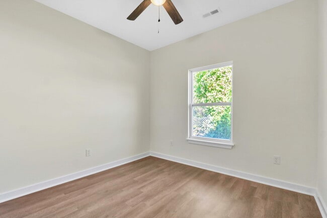 Building Photo - 304 E Hampton Ave