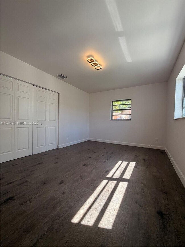 Building Photo - 634 NW 12th Ave