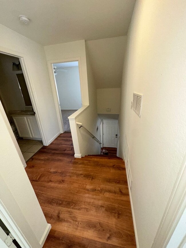 Building Photo - 5 Grn Mdws Rd