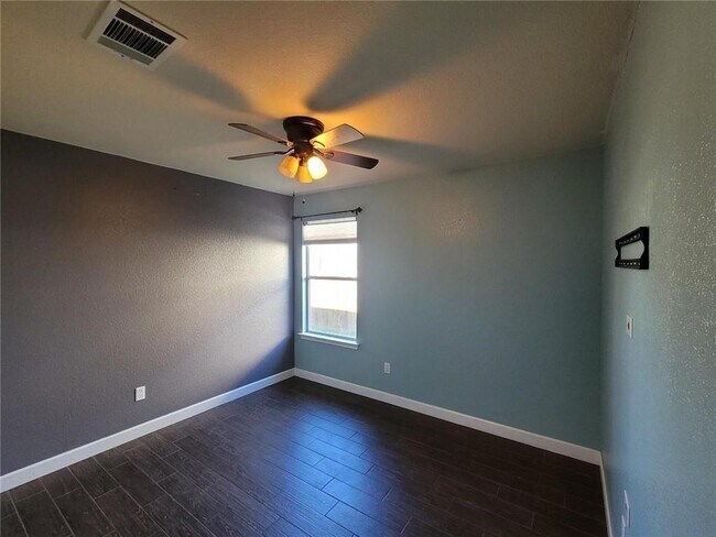 Building Photo - 204 Phillips St