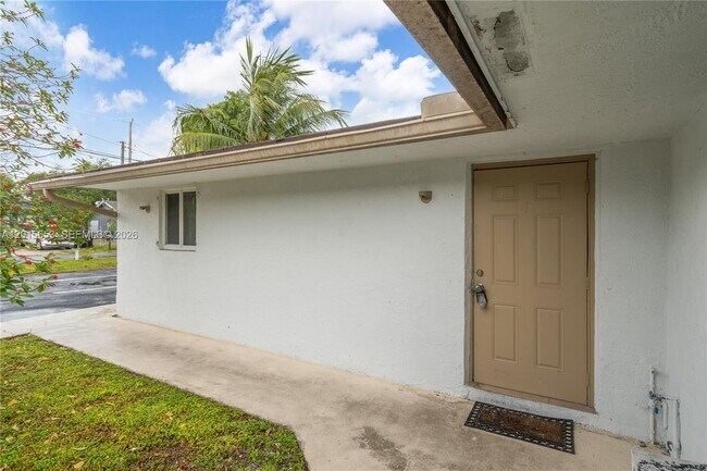 Building Photo - 645 NW 15th Ave