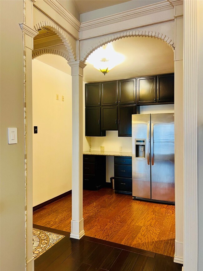 Building Photo - 2100 Tanglewilde St