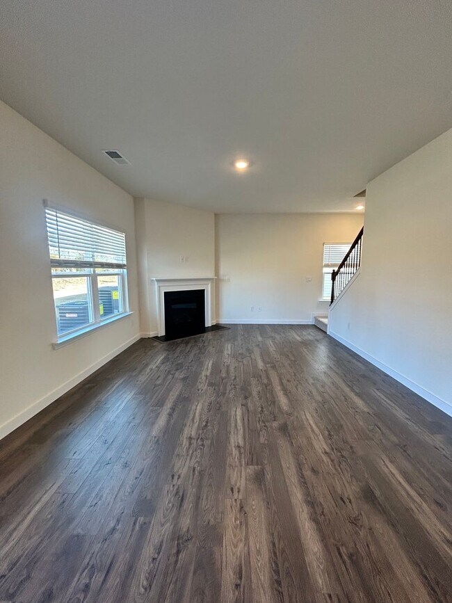 Building Photo - Located in Hixson/Middle Valley! 3 Beds, 2.5 Baths, Loft, Home Office, and 2 Car Garage!