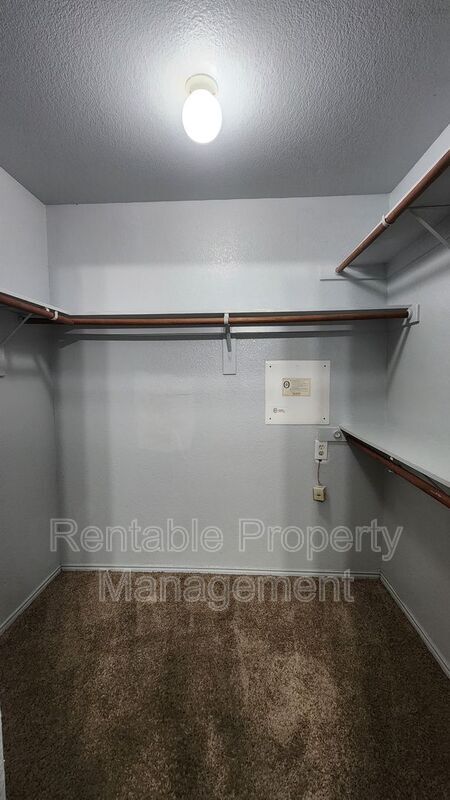 Building Photo - 768 River Garden Dr