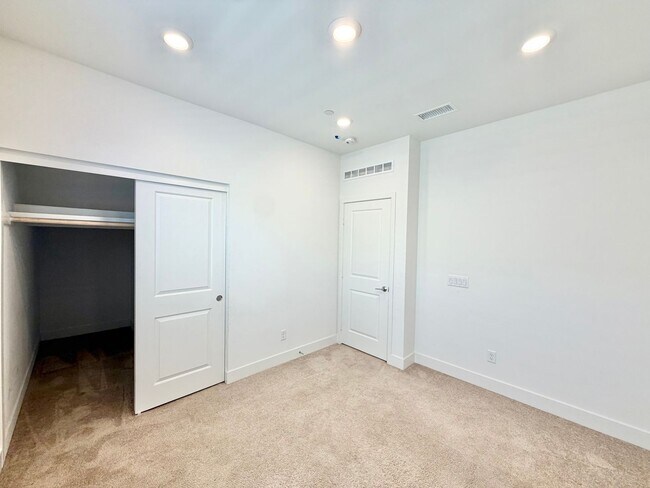 Building Photo - Move-In Ready 5 Bedroom Home with Solar & Large Loft