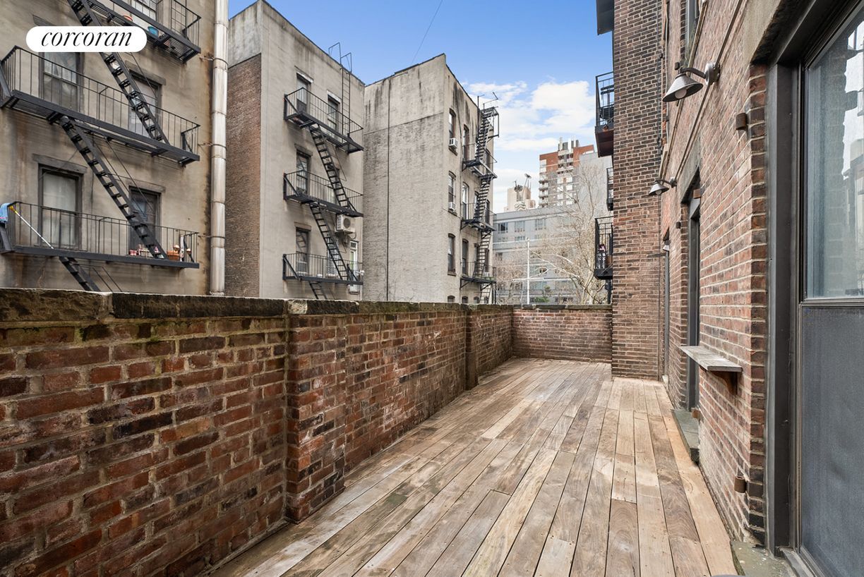 Building Photo - 325 W 16th St