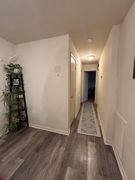 Hallway - laundry room, bathroom, 2 bedrooms - 310 Hampton Ct