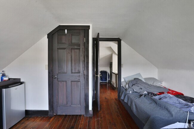 Building Photo - GREAT OSU SOUTH CAMPUS LOCATION - Ridiculously Nice back deck and off-street parking for everyone