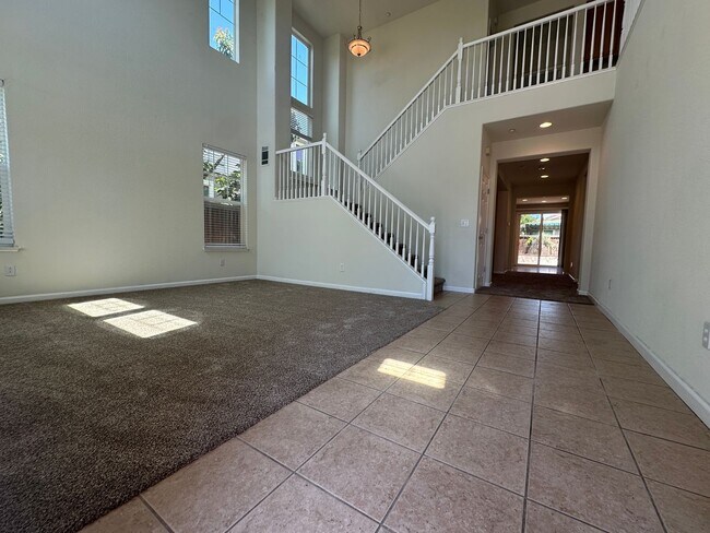 Building Photo - Gorgeous 3 Bed / 2.5 Bath Home in Desirabl...
