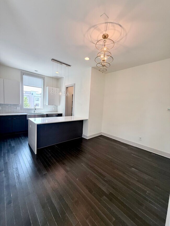 Building Photo - 3 bedroom/3.5 baths/ 12th S