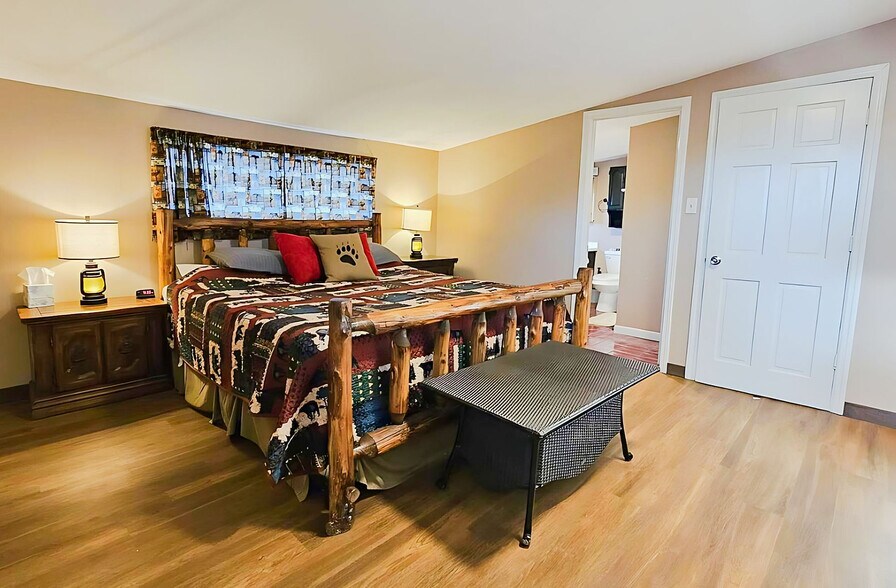 Primary Photo - 425 Hemlock Ln