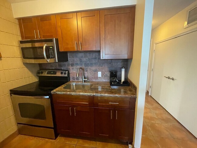 Building Photo - Lahaina Shores Furnished Studio Available Now!