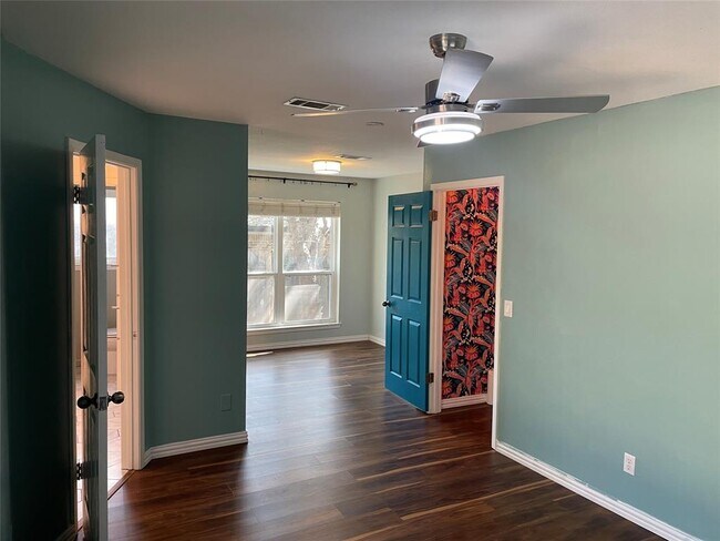 Building Photo - 2404 N Shields Dr