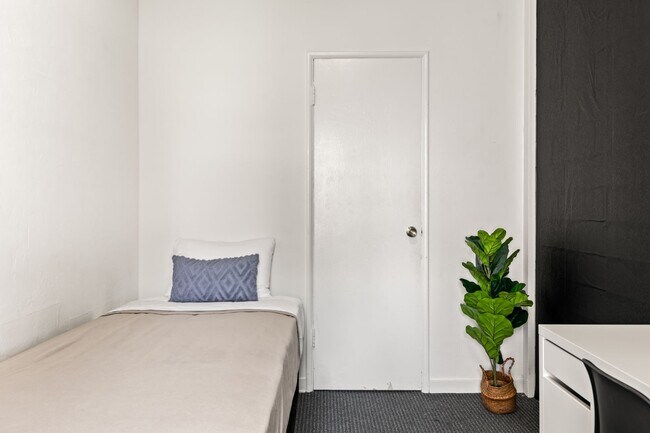 Building Photo - 832 Hilgard Ave