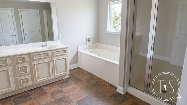 Building Photo - 709 English Oak Dr