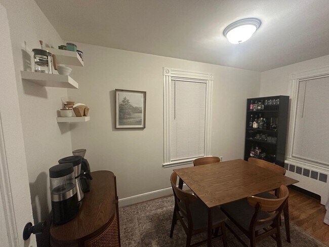 Building Photo - 82 Dustin St