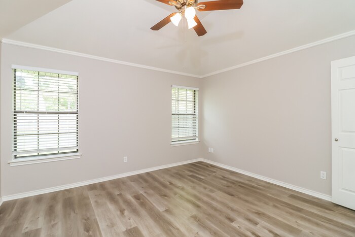 Building Photo - 1207 Belclaire Ln