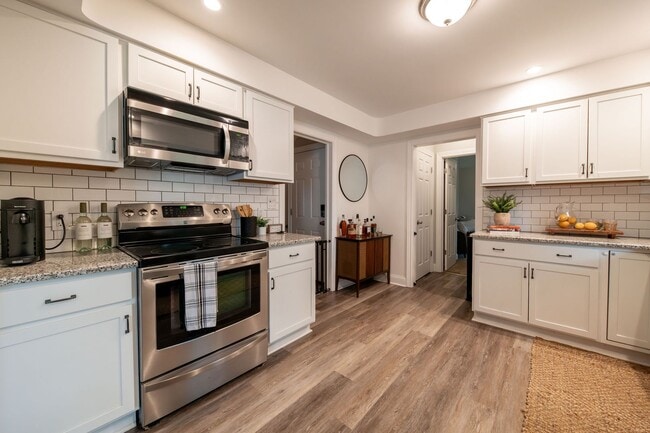 Building Photo - Fantastic and updated 4 bedroom home in Au...