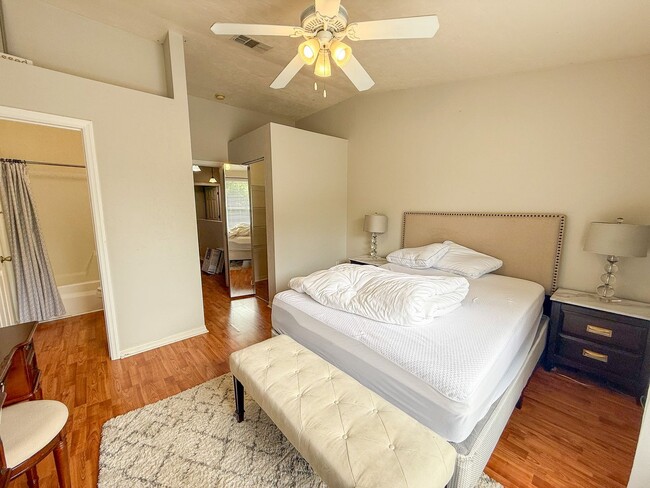 Building Photo - Victoria Station #132