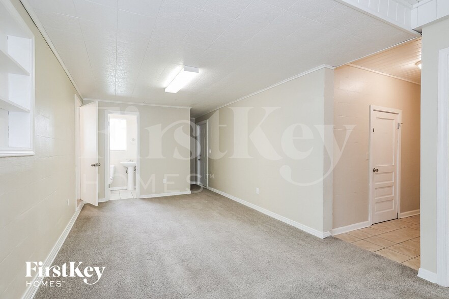 Building Photo - 1621 Mockingbird Ln