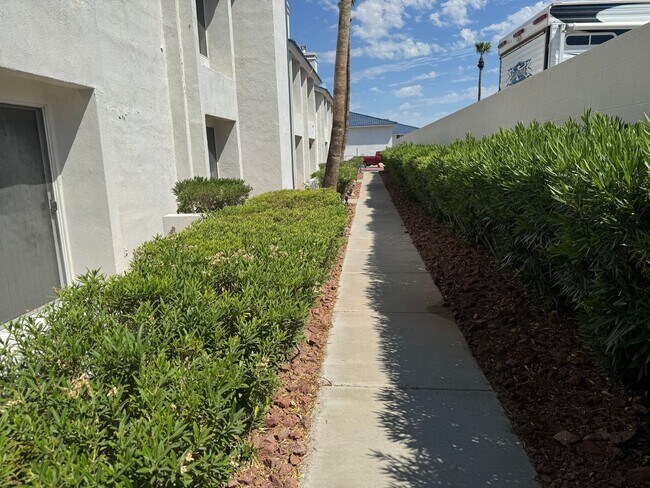 Building Photo - 2BR Condo w/Marina and Dock-Gated Waterfro...