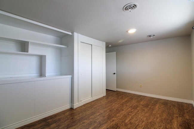 Building Photo - 3 Bed/2 Bath Apartment Above Commercial Bu...