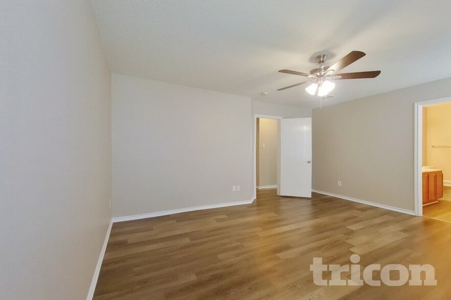 Building Photo - 2029 W Grove Ln