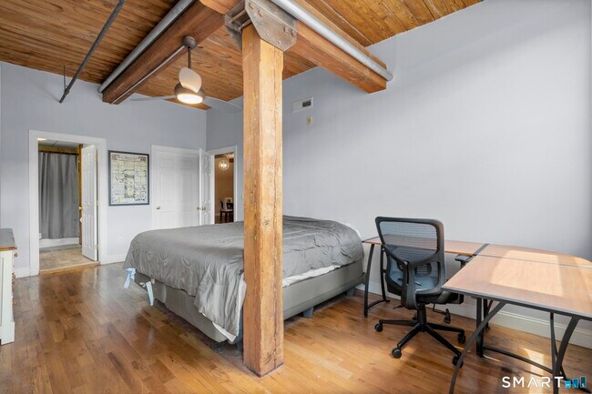 Building Photo - 145 Canal St E