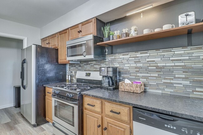 Building Photo - Modern 3BR Duplex with Abundant Natural Light