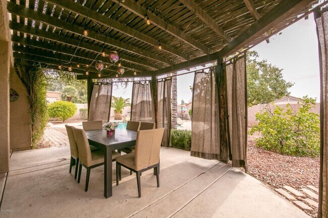 Building Photo - Nice Chandler home with Sparkling Swimming...