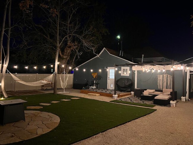 Building Photo - Large 2 Bed, 1 Bath + 2 Bonus Rooms – Two ...