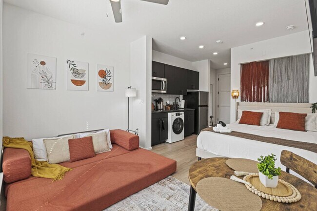 Building Photo - 601 W 9th St