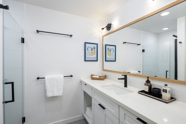 Building Photo - Renovated Kahala Retreat: 3-Bed Home + Stu...