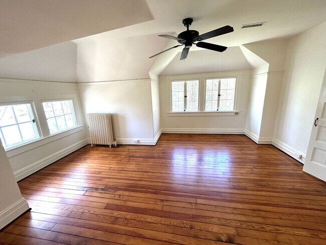 Building Photo - North AVL -  Renovated Arts & Crafts Cottage