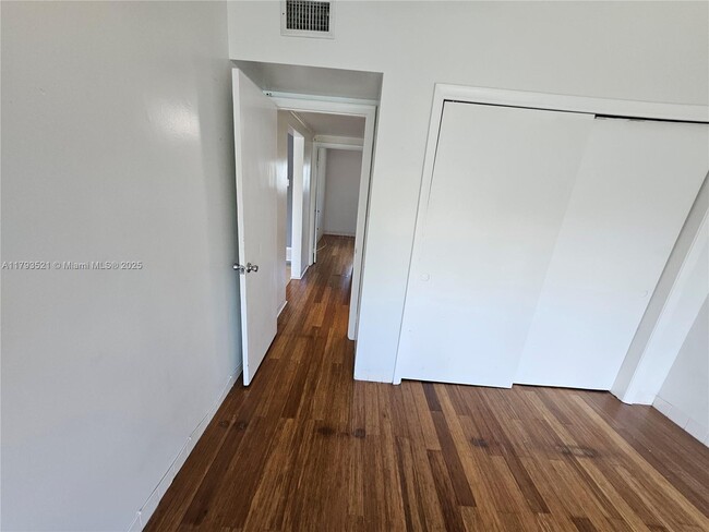 Building Photo - 733 NW 30th Ct