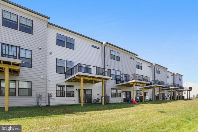 Building Photo - 385 Ensemble Wy