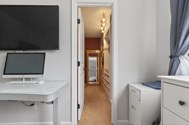 Building Photo - 976 Di Marino St