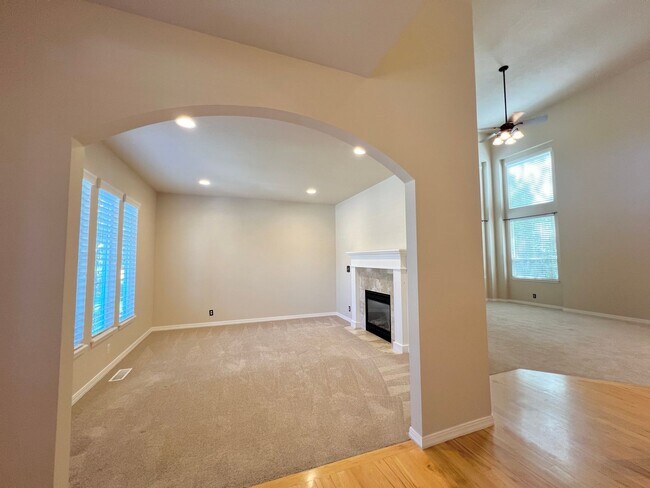 Building Photo - 5 Bed 3 Bath Bridge Tower Beauty