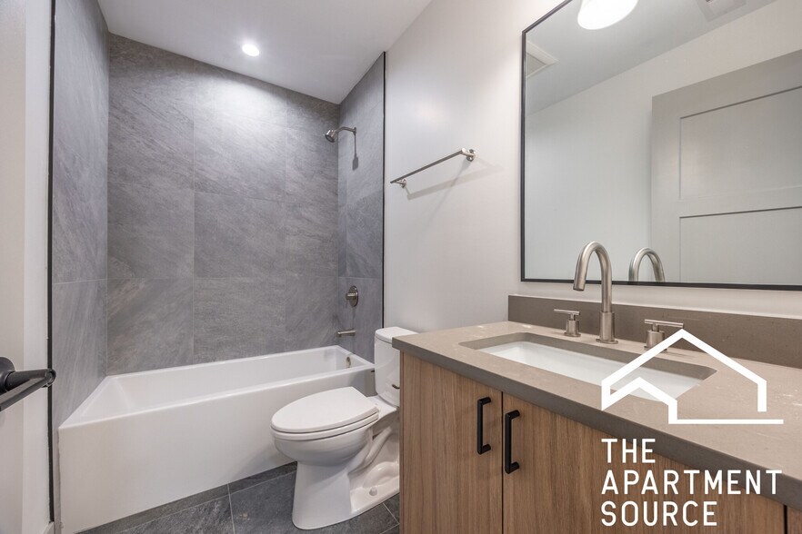 Building Photo - 1339 W Estes Ave