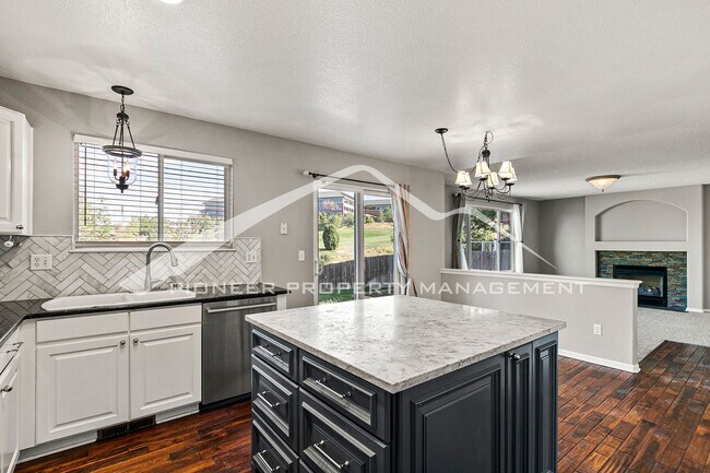 Building Photo - Spacious Home with gorgeous kitchen and central AC!