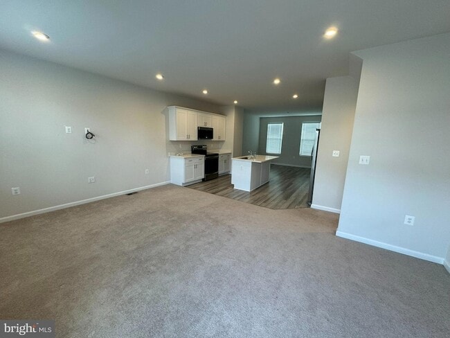 Building Photo - 147 Presidents Pointe Ave