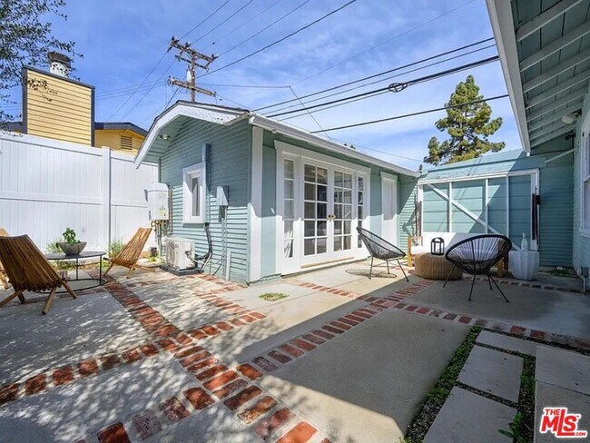 Building Photo - 2213 Arizona Ave