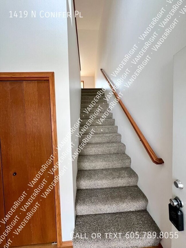 Building Photo - 1419 N Conifer Pl