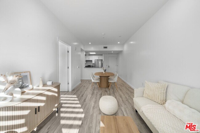 Building Photo - 1229 S Kingsley Dr