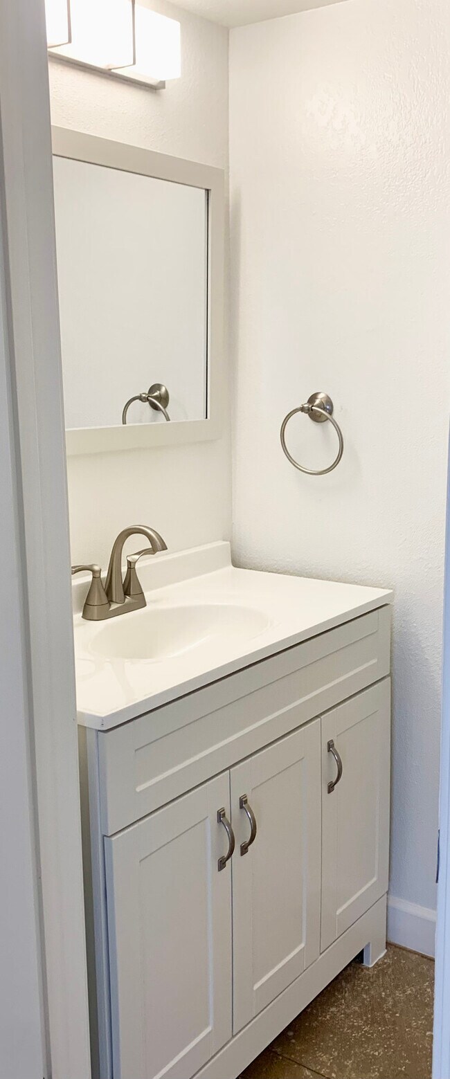 Building Photo - 8546 E Bellview St