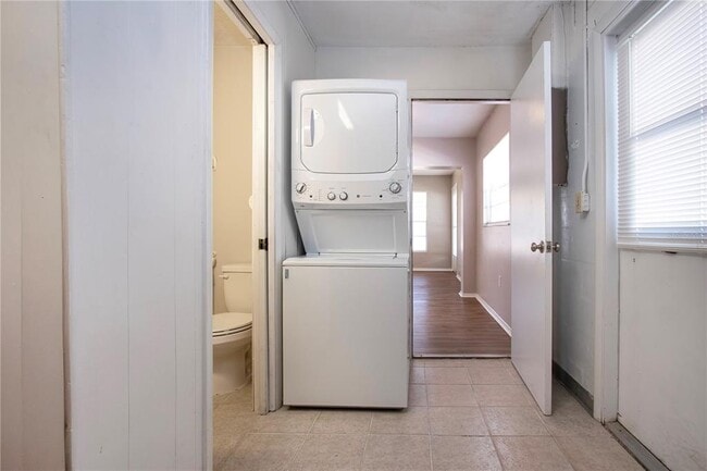 Building Photo - 802 Buttonwood Dr